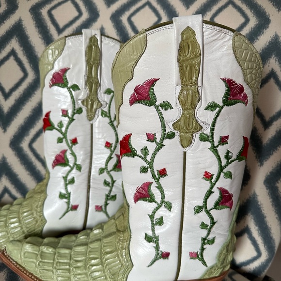 LIKE NEW! Floral Embroidered Ankle Boots - country chic/boho - festival - Picture 6 of 8